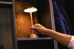 LED Lampe kabellos Nour 26,3 x Ø 11,9 cm 14 Std. Messing